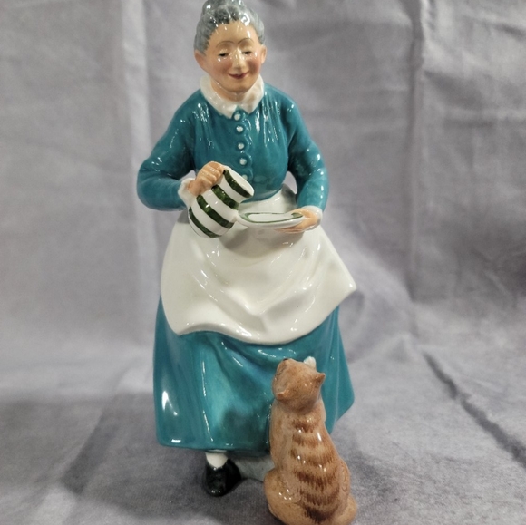 Vintage Royal Doulton “The Favourite” HN 2249 - Excellent Condition 1959